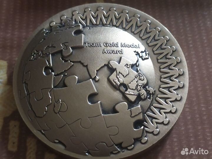 Медаль фирмы huawei c выставки в Париже в 2013 год