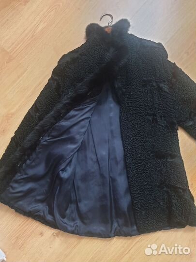 Шуба из каракуля натуральная с песцом