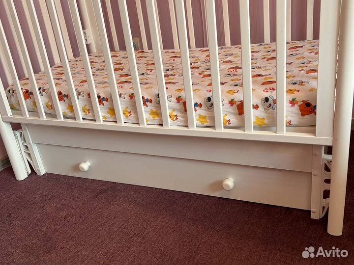 Детская кроватка с маятником и ящиком