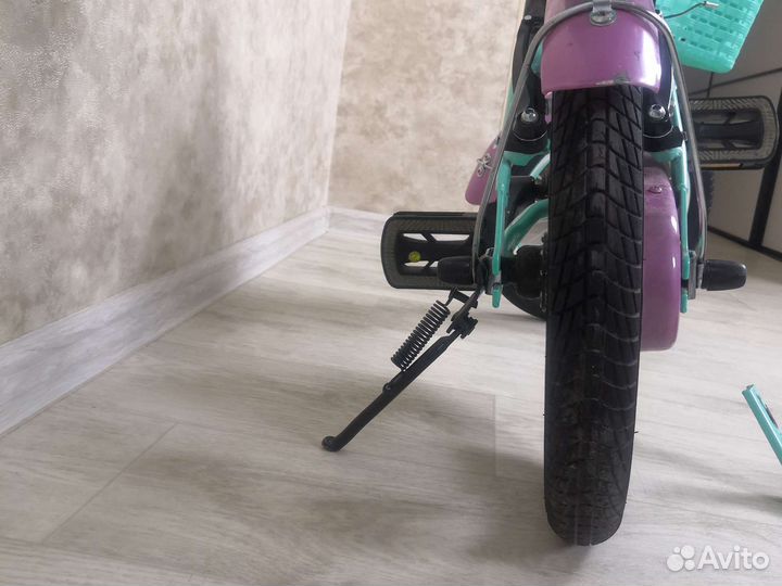 Детский велосипед с дополнительными колесами