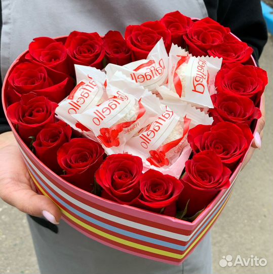 Розы и рафаэлло