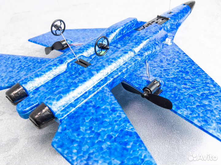 Летающий радиоуправляемый самолет с пультом