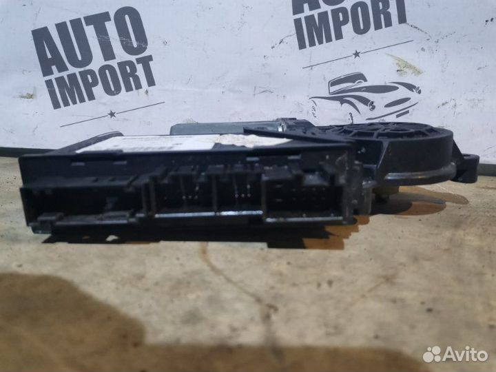 Моторчик стеклоподъемника задний левый Volkswagen