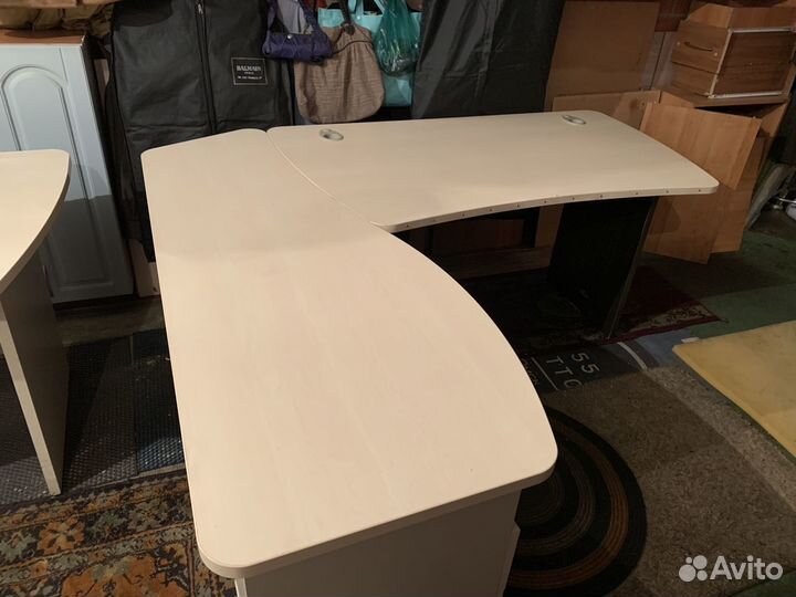 Стол компьютерный из лдсп бежевого цвета