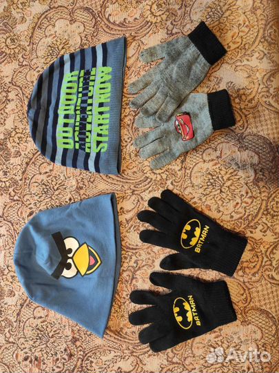 Две детские шапки и перчатки