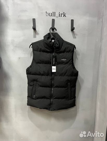 Calvin Klein: жилетка для твоего стиля