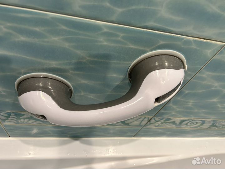 Ручка (поручень) на вакуумных присосках для ванной