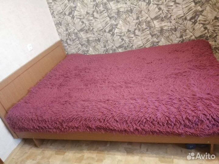 Тумба прикроватная и кровать