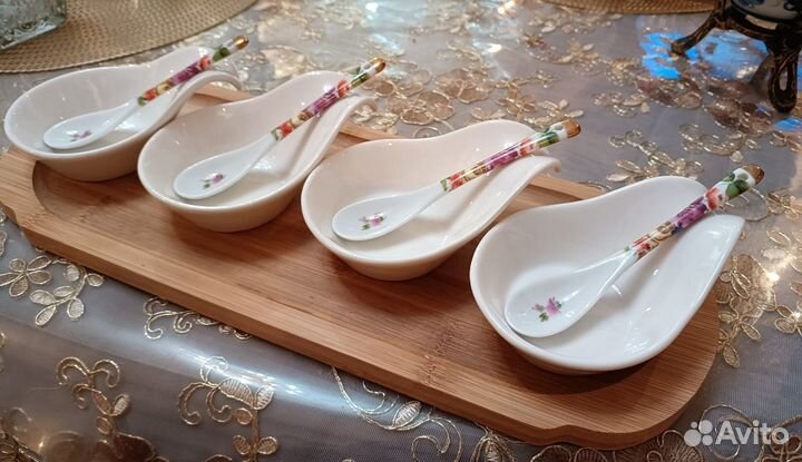 Набор для соусов на деревянном подносе