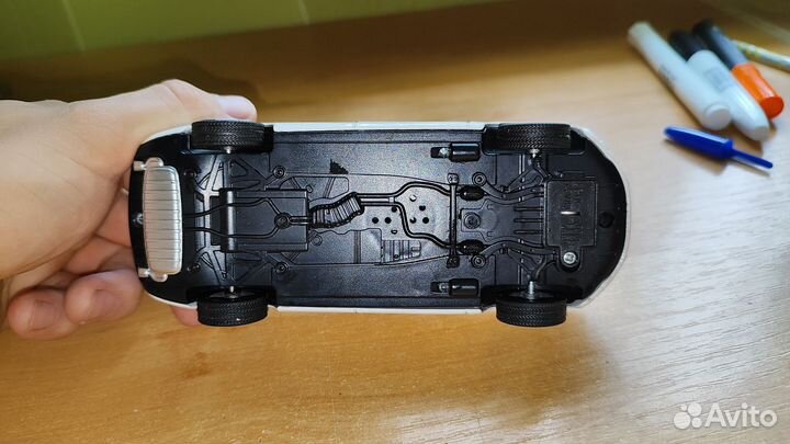 Игрушечная машинка