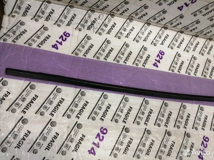 Накладка стекла передняя левая Volkswagen Touran