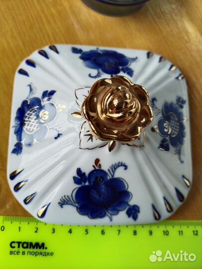 Крышки от графинов, сахарницы