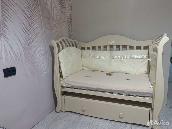 Детская кроватка с маятником