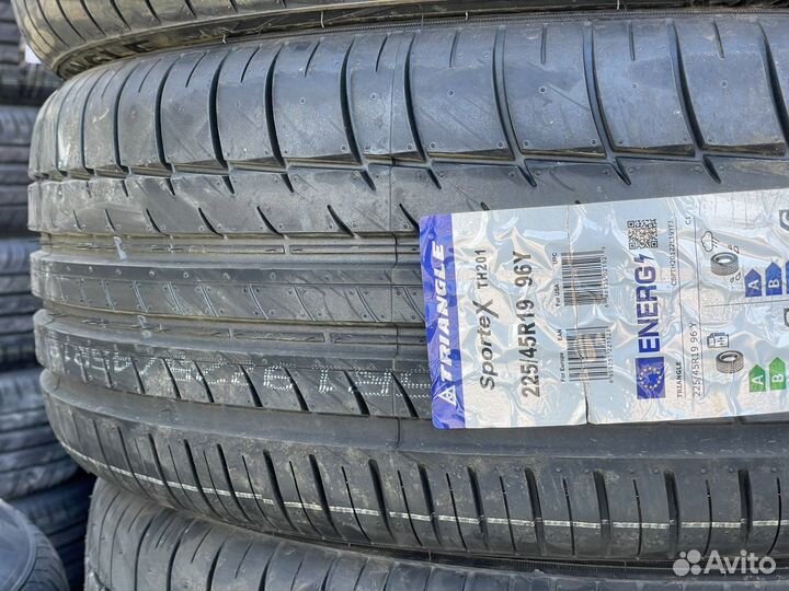 Triangle TH201 225/45 R19 96Y