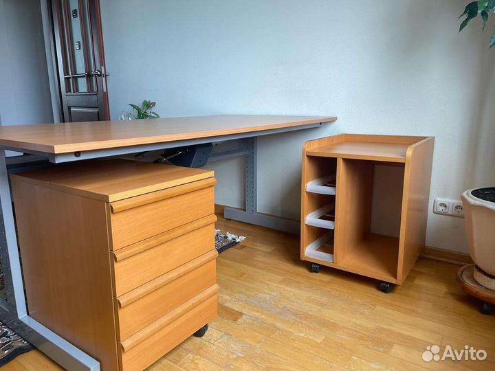 Компьютерный стол IKEA с тумбами