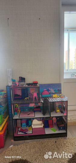 Кукольный домик с мебелью и куклами