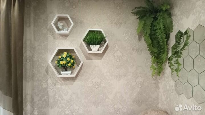 Полки в виде сот