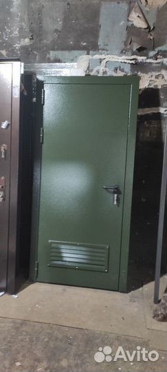 Входная противопожарная металлическая дверь