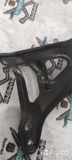 Кронштейн подрамника левый Lexus RX 2 поколение