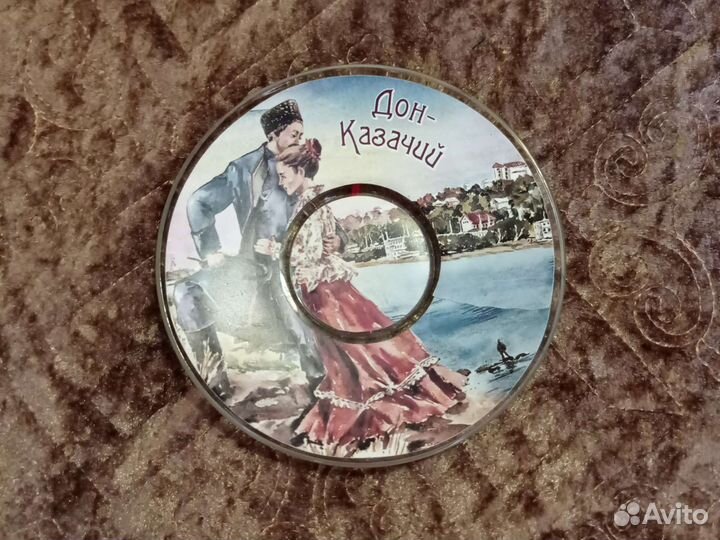 Сувениры: колокольчики, кружка, блюдечко