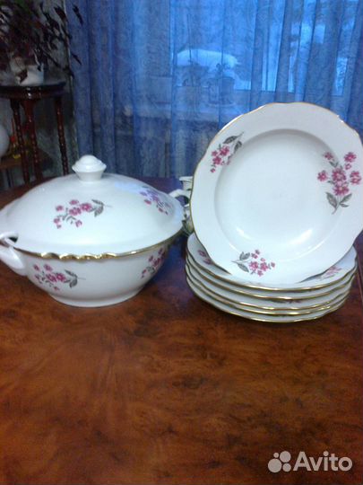 Супница с тарелками, сервировочные блюда