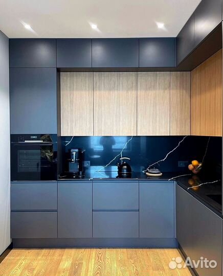 Кухонный гарнитур в современном стиле на заказ