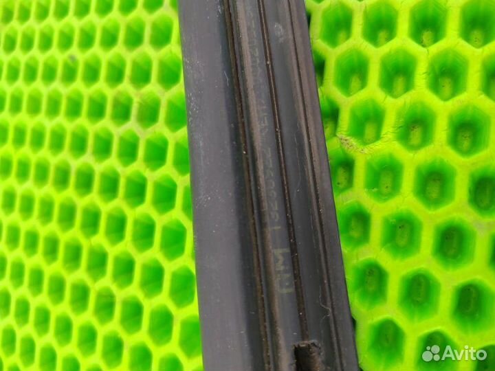 Уплотнитель двери на кузов левый Opel Astra Gtc