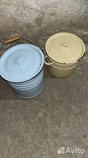 Эмалированное ведро с крышкой