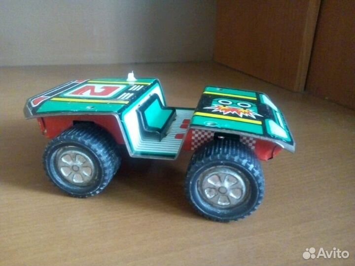 Много советских машинок и самолет