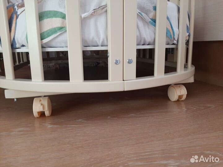 Детская кроватка с универсальным маятником