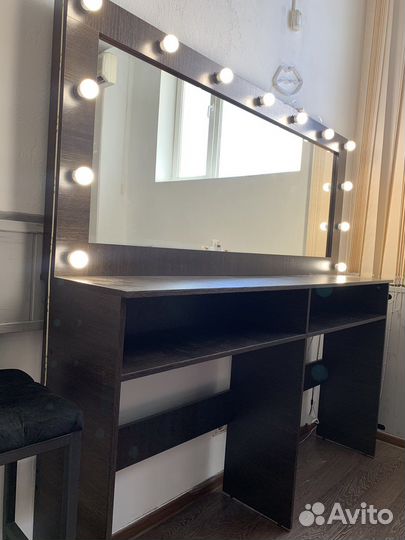 Гримерный стол, стол визажиста