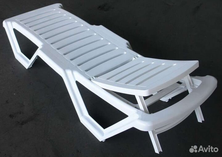 Шезлонг пластиковый для пляжа и СПА