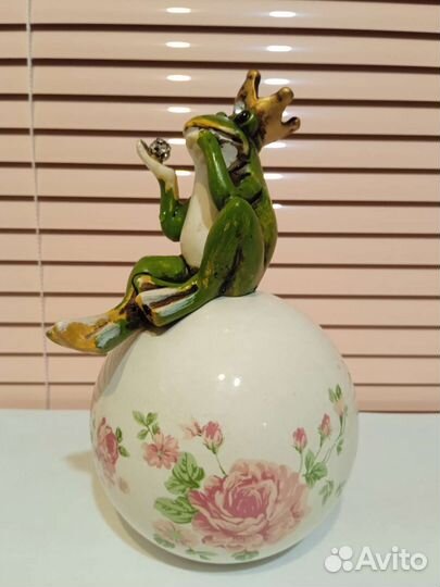 Фигурка лягушки на шаре