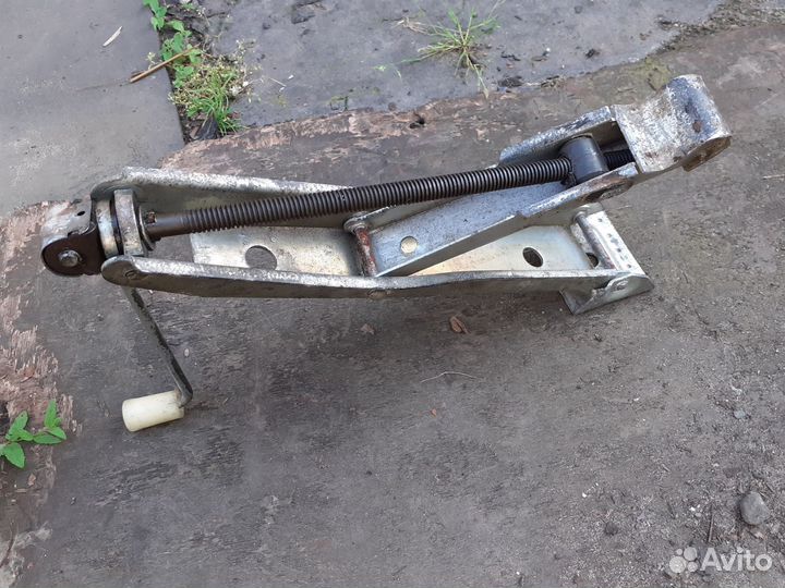 Домкрат для легкового авто