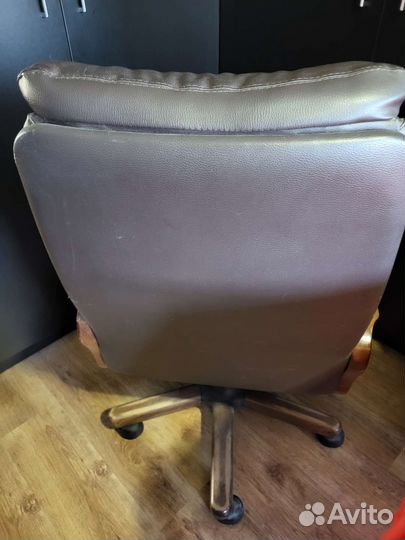 Кожаное кресло руководителя бу