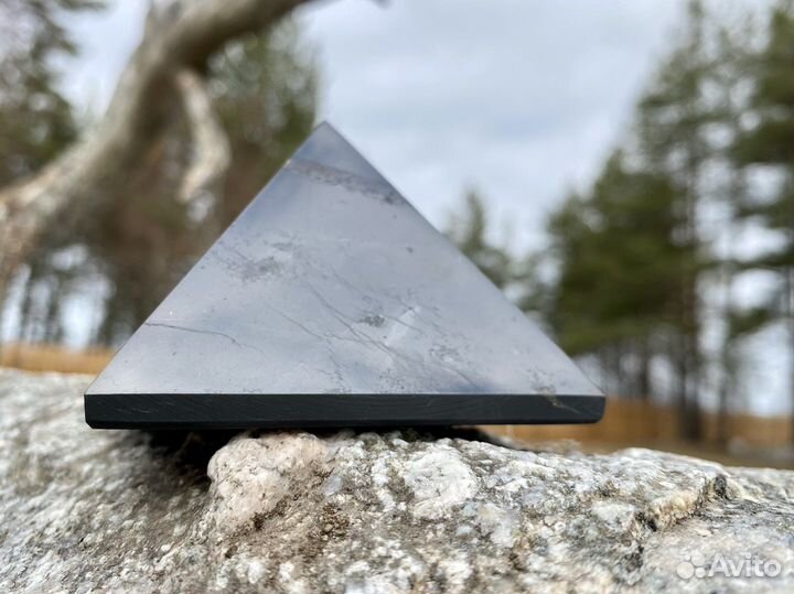 Пирамида из Карельского шунгита полированная