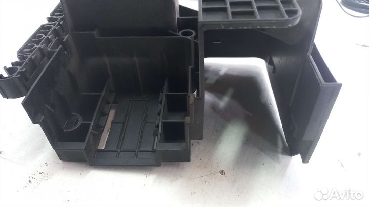 Кронштейн предохранителей Volkswagen Passat CC