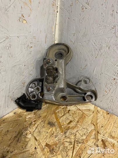 Кронштейн двигателя правый Audi А4 B7