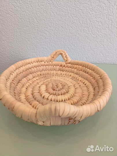 Плетёное блюдо из пальмого листа