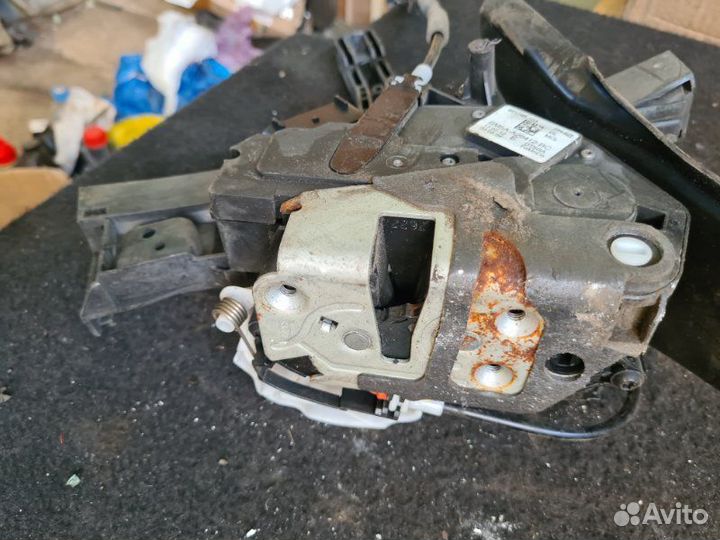 Замок боковой двери задний правый Ford Focus 3 1.6