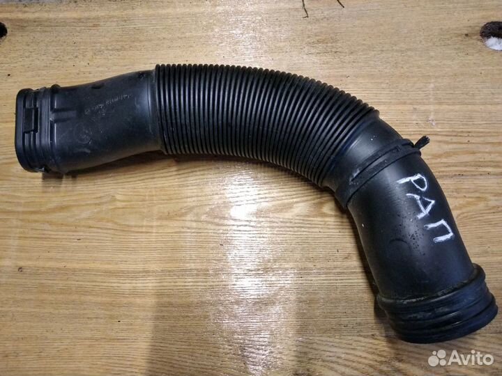 Воздушный патрубок Skoda Rapid