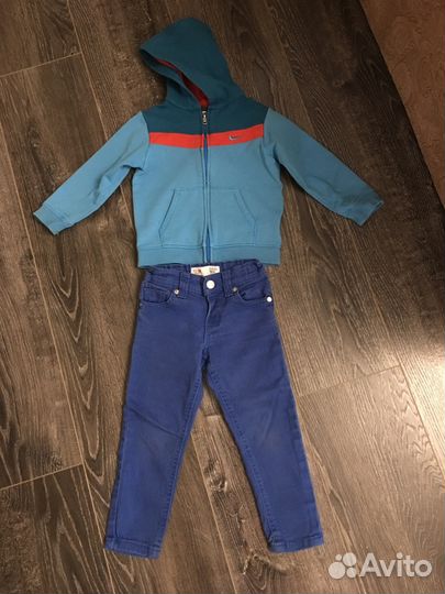 Джинсы и толстовка