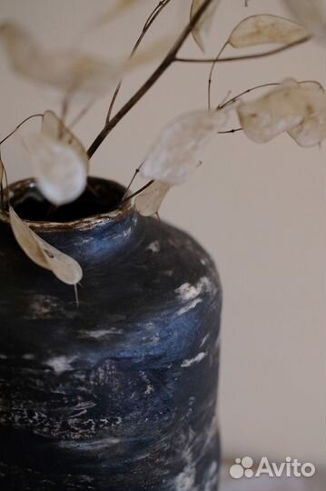 Черная интерьерная ваза