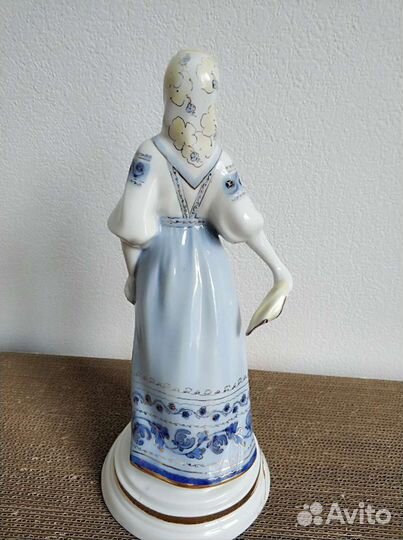 Фарфоровая статуэтка 