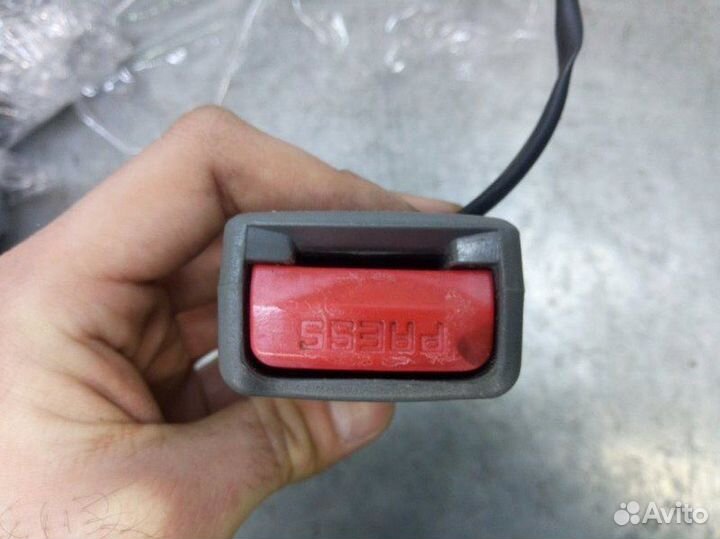 Ответная часть ремня безопасности передняя правая