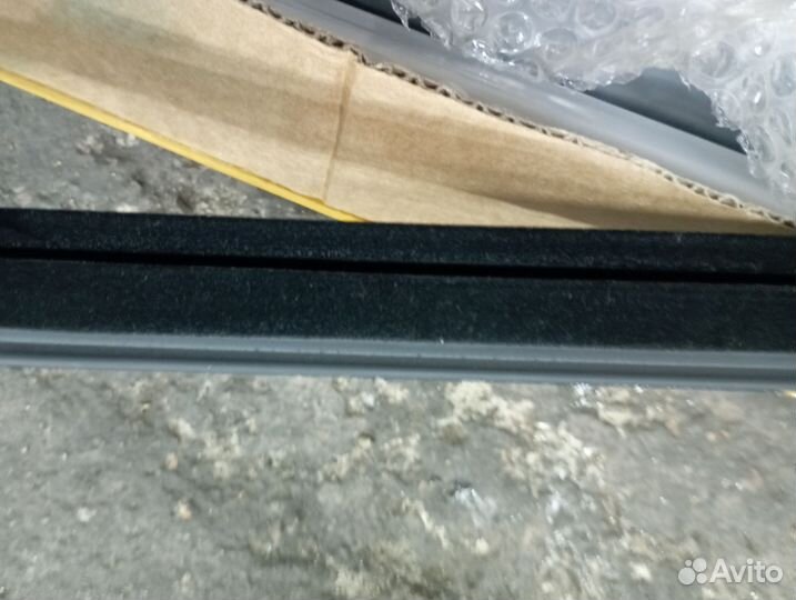 Молдинг стекла двери camry 06