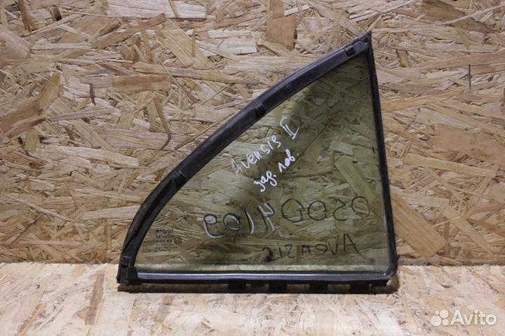 Стекло двери задней левой форточка Toyota Avensis