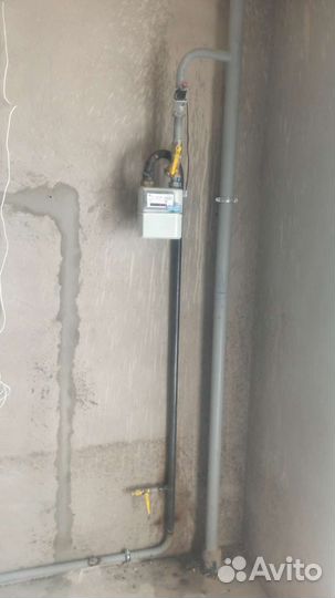 Перенос газовых труб. Сварка труб. Сварщик