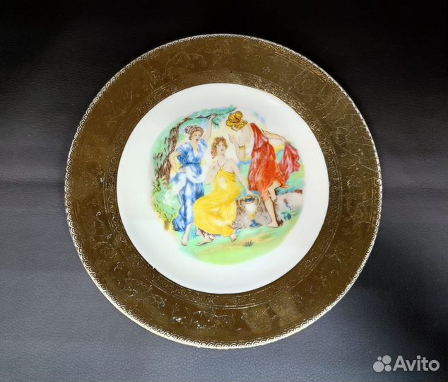 Тарелка фарфор Девушки с золотой каймой Китай №1