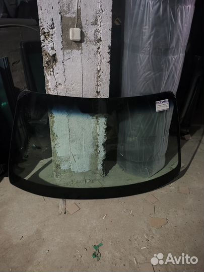 Лобовое стекло на Hyundai accent 2001-2012